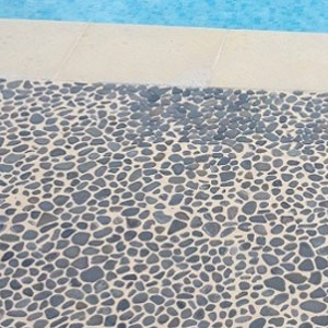 Béton désactivé tours de piscines